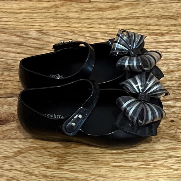 Mini Melissa Girls Pump Shoe with Bow - Picture 2 of 4